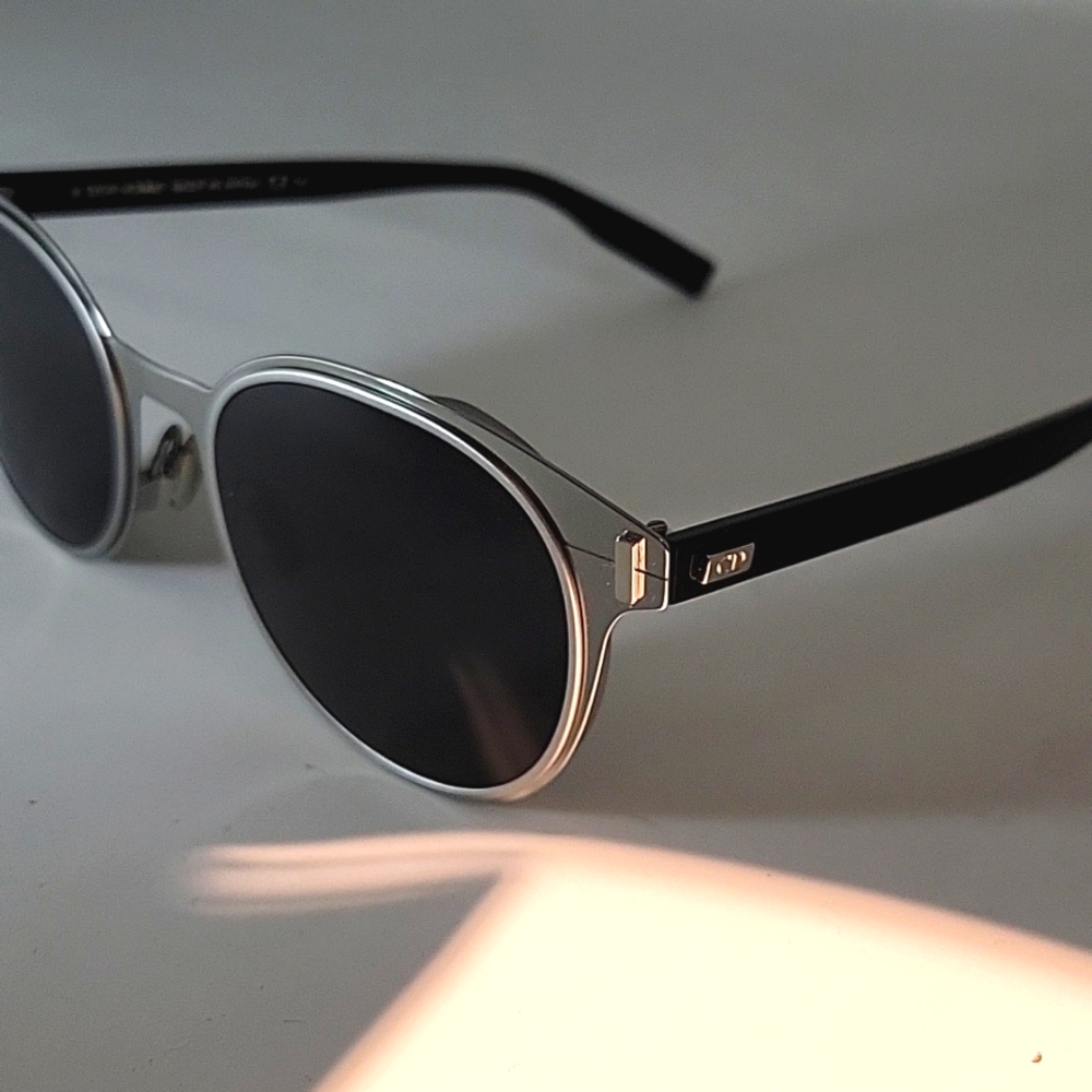 Stylish Black and Silver/metallic  Sunglasses Unisex - Picture 2 of 5